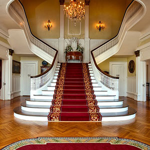 金碧輝煌的鋪地毯大理石樓梯